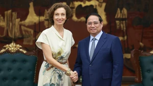Le Premier ministre Pham Minh Chinh serre la main de la directrice générale de l’UNESCO, Audrey Azoulay, à Hanoi, le 28 juin. Photo : VNA.