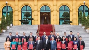 Le président de la République Luong Cuong et de nouveaux ambassadeurs à l'étranger. Photo : VNA.