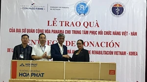 Nubiela Ayala Modes, ambassadrice du Panama au Vietnam, remet des cadeaux aux représentants du Centre de Réhabilitation fonctionnelle Vietnam – République de Corée. Photo : Ambassade du Panama au Vietnam