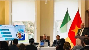 John Cullen, PDG d'Auranta (Irlande), groupe agroalimentaire et d'alimentation animale, présente des technologies et des produits respectueux de l'environnement. Photo : VNA.