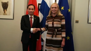 Le ministre par intérim des Affaires étrangères du Vietnam, Lê Hoài Trung (à gauche), et la ministre finlandaise des Affaires étrangères, Elina Valtonen. Photo: VNA