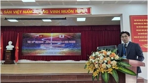 Teppei Fukuhara, conseiller à l'ambassade du Japon au Vietnam, prend la photo. Photo : NLNTVN.