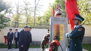 Le secrétaire général Tô Lâm rend hommage au Président Hô Chi Minh devant son buste dans l'enceinte de l'ambassade. Photo : VNA.