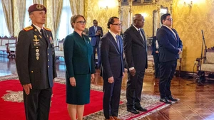 L'ambassadeur Nguyen Viet Cuong présente ses lettres de créance au président de la République de l'Équateur, Daniel Noboa. Photo: baoquocte