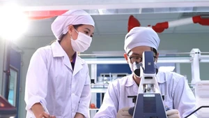 Recherche scientifique au laboratoire de l'usine pharmaceutique de haute technologie CVI Pharma (parc de haute technologie Hoa Lac). Photo : VNA.