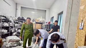 Plus de 23 400 infractions liées aux contrefaçons sont traitées en 2025. Photo: nhandan.vn