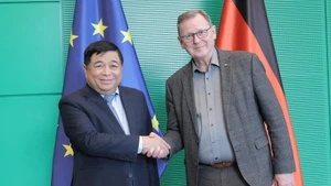 Le vice-Premier ministre Nguyen Chi Dung (gauche) et le vice-président du Bundestag allemand, Bodo Ramelow. Photo : VNA.