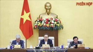 Le président de l'Assemblée nationale, Tran Thanh Man, (au milieu) à la 51ᵉ réunion du Comité permanent de l’Assemblée nationale. Photo : VNA.