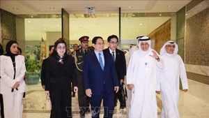 Le directeur général par intérim du KFAED, Waleed Al-Bahar (2e à partir de la gauche) accueille le Premier ministre Pham Minh Chinh et son épouse. Photo : VNA.