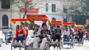 Pour enrichir des expériences des visiteurs, Hanoï développe de nouveaux produits : visites nocturnes, séjours agricoles, golf, tourisme communautaire en zone ethnique ou encore circuits touristiques via le métro – une solution à la fois verte et pratique. Photo : VNA.