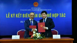 Nguyen Trung Kien, président du Comité d'État pour les Vietnamiens à l'étranger, et le Professeur associé Dang Hoai Bac, représentant l'Académie des Postes et Télécommunications, signent le mémorandum d'entente sur la coopération. Photo : baoquocte