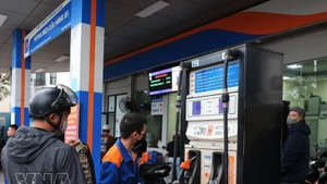 Petrolimex et PVOIL du groupe Petrovietnam ont pris les devants en déployant des solutions visant à remplacer l’essence minérale par l’essence biologique E10RON95 à l’échelle nationale. Photo : VNA.