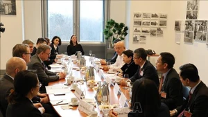 La membre du Comité central du PCV et vice-présidente de sa Commission des politiques et des stratégies, Nguyên Thuy Anh, a une entrevue avec le vice-président du Bundestag allemand, Bodo Ramelow. Photo : VNA