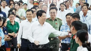 Le président vietnamien Luong Cuong (au centre) avec des électeurs des districts de Hoc Mon et Cu Chi, à Ho Chi Minh-Ville (Sud), le 28 juin. Photo : VNA.