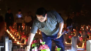 Le Premier ministre Pham Minh Chinh brûle de l'encens à la mémoire des martyrs au cimetière national des martyrs de Truong Son, le 26 juillet. Photo : VNA.