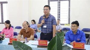 Le directeur du lycée-internat pour minorités ethniques de Diên Biên, Vu Trung Hoan, s'exprime à la séance de travail. Photo : VNA.