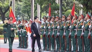 Le président Luong Cuong passe en revue la Garde d'honneur. Photo : VNA.