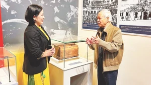 Trieu Van Hien, ancien directeur du Musée de la Révolution du Vietnam, partage les histoires qui se cachent derrière les objets exposés. Photo: NDEL
