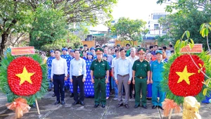 Le 9 novembre, les délégués participant à la Journée de la Grande unité nationale du quartier de Long Binh ont déposé des fleurs et de l'encens en mémoire des Héros et Martyrs à la Maison de la Stèle commémorative du quartier de Long Bình. Photo : Dinh Quan