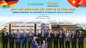 Tran Thi Hong Thuy, directrice de l'usine de vaccins et de produits biologiques VNVC, et Florian Blobel, directeur commercial de Syntegon Pharma Liquid pour la région Asie-Pacifique, signent un accord de coopération. Photo : VGP.