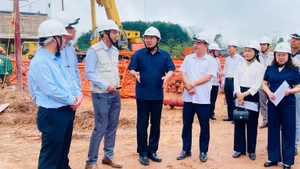 Le 27 septembre, le secrétaire du Comité provincial du Parti de Dien Bien, Tran Quoc Cuong, a inspecté l'avancement du projet d'école inter-niveaux de Si Pa Phin. Photo : Si Pa Phin