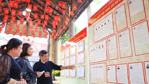 Au bureau de vote n° 5, situé au lycée Trung Vuong (quartier de Cua Nam), tous les préparatifs sont terminés pour accueillir les électeurs. Photo : VNA.