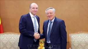 Richard Sell, directeur général du groupe Haeco (membre du groupe Swire), et le vice-Premier ministre permanent Nguyen Hoa Binh (à droite). Photo: VNA
