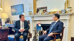 Le ministre par intérim de l'Industrie et du Commerce, Le Manh Hung (à droite), et le sénateur républicain américain Bill Hagerty, représentant de l'État du Tennessee. Photo: baodautu