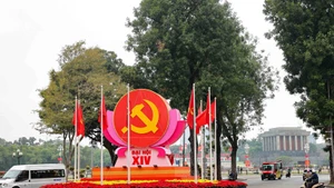 L’emblème de la faucille et du marteau, le drapeau du Parti et le drapeau national sont affichés à l’intersection Diên Biên Phu – Dôc Lâp – Chu Van An, à Hanoi, pour saluer le 14e Congrès national du Parti communiste du Vietnam. Photo : VNA