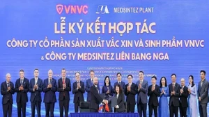 Lors de la cérémonie de signature. Photo : https://vnexpress.net/