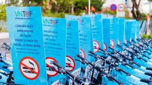 Chaque année, le Vietnam enregistre plus de 104 000 décès liés au tabagisme, dont environ 18 800 causés par le tabagisme passif, c’est-à-dire l’inhalation involontaire de la fumée dégagée par les fumeurs. Photo : baodautu.vn