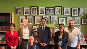 L'ambassadeur Do Hung Viet (au centre) et des communistes américains. Photo : VNA.
