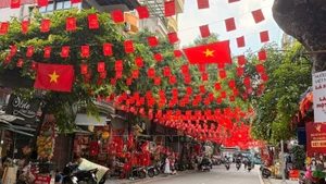 Une rue de Hanoi décorée de drapeaux, de fleurs, de banderoles et d’affiches pour célébrer le 80e anniversaire de la Fête nationale (2 septembre). Photo : VNA.