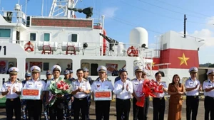 Les dirigeants du Comité provincial du Parti de Khanh Hoa offrent des cadeaux aux forces chargées du vote anticipé dans la zone spéciale de Truong Sa. Photo: VNA.