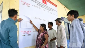 Dans la commune de Thuan Bac (province de Khanh Hoa), les électeurs consultent la liste électorale affichée au bureau de vote. Photo: NDEL