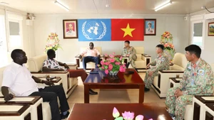 Kon Maneit Matiok, ministre des Infrastructures physiques et des Services publics, et représentant de l'administration locale de la zone d'Abyei, a effectué une visite de travail au camp de l'Équipe du génie no 4 du Vietnam. Photo: NDEL