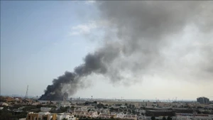 Une épaisse fumée s'est dégagée après des frappes par missiles iraniens contre la flotte américaine à Manama, au Bahreïn, le 28 février 2026. Photo : AA/VNA