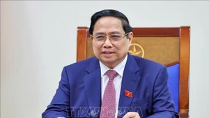 Le Premier ministre vietnamien Pham Minh Chinh s'entretient par téléphone avec Alexeï Likhatchev, directeur général de Rosatom. Photo : VNA.