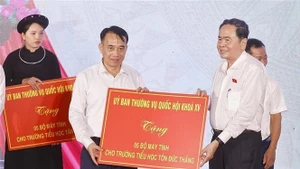 Le président de l’Assemblée nationale offre 15 ordinateurs aux écoles primaires Tôn Duc Thang, Tan Trao et Kim Quan. Photo: VNA