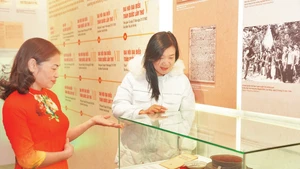 De nombreux objets et documents précieux sont exposés à l'exposition « Le Parti communiste du Vietnam – De congrès en congrès ». Photo : NDEL. 