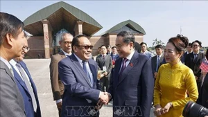 Le président du Sénat malaisien, Dato' Awang Bemee Awang Ali Basah, fait ses adieux au président de l'Assemblée nationale, Tran Thanh Man (à droite), et à son épouse. Photo : VNA.