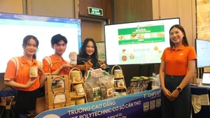 Un groupe d'étudiants du FPT Polytechnic College Can Tho avec leurs produits participant au Can Tho City Innovation and Startup Festival 2024 - Techfest Cantho 2024. https://cantho.edu.vn/