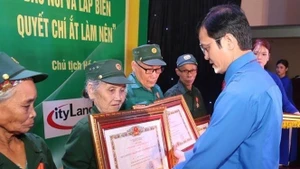 Le 75e anniversaire de la Journée des Jeunes volontaires du Vietnam célébré à Hanoï. Photo : VNA.