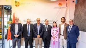 Le chargé d'affaires de l'ambassade du Vietnam à Lisbonne, Nguyen Manh Thang (2e, gauche), et des membres de l'Association d'amitié Pologne - Vietnam. Photo : VNA.