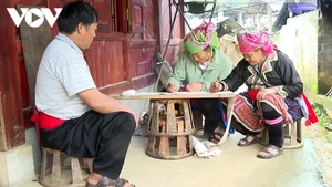 La peinture à la cire d'abeille sur du lin est souvent pratiquée par les femmes Mong du village de Lao Ty Phung, dans le quartier de Dong Phong (Lai Chau) pendant leur temps libre. Photo: VOV