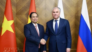 Le Premier ministre vietnamien Pham Minh Chinh (à gauche) rencontre le président de la Douma russe, Viatcheslav Volodine, à Moscou, le 24 mars. Photo : VNA.