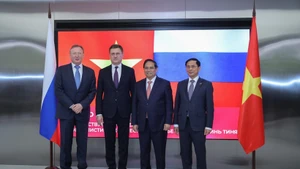 Le Premier ministre Pham Minh Chinh (deuxième à partir de la droite), le vice-Premier ministre russe Alexander Novak (deuxième à partir de la gauche), le vice-Premier ministre vietnamien Bui Thanh Son (à l’extrême droite) et un dirigeant de Zarubezhneft. Photo : baochinhphu.vn