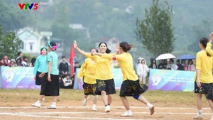 Les footballeuses vêtues de leurs costumes traditionnels sont entrées sur la pelouse. Photo: VOV