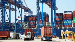 Des camions porte-conteneurs opèrent au port international de Gemalink, dans la ville de Phu My, province de Ba Ria-Vung Tau. Photo : VNA.