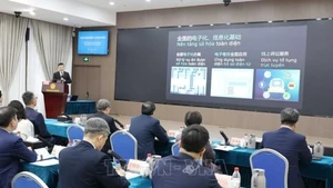 La délégation vietnamienne visite le modèle de tribunal intelligent (utilisant l'IA pour soutenir les procès) au Tribunal populaire intermédiairede Shenzhen, province du Guangdong (Chine). Photo : VNA.